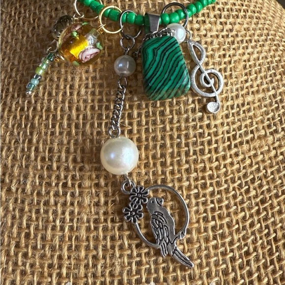 Alquimia Green and Silver Necklace with Malachite and Treble Clef - Picture 3 of 7